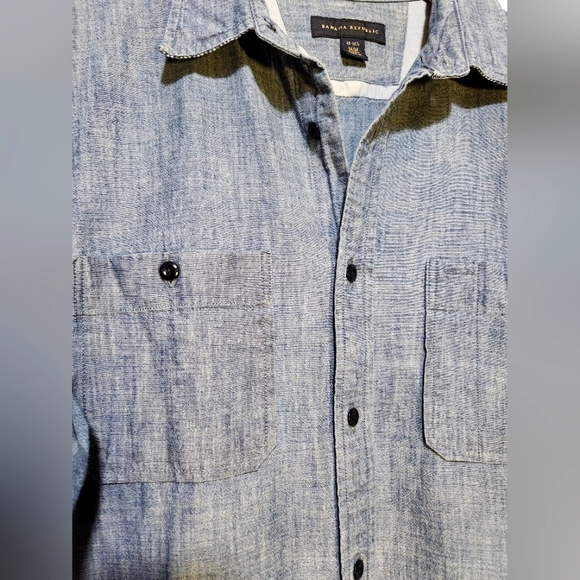 Banana Republic Men's Casual Button Down Shirt in Blue Jeans Color - Picture 8 of 12